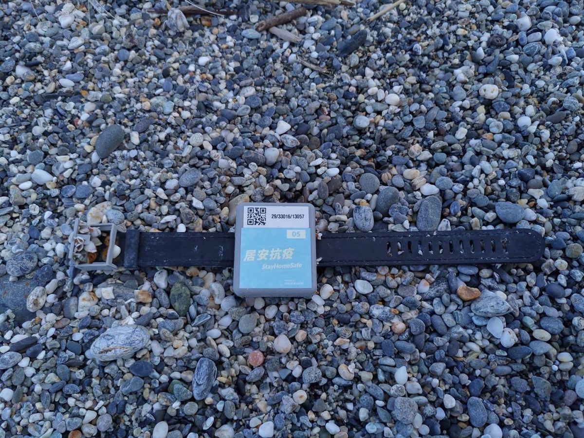 ▲有民眾在花蓮七星潭海邊發現1條香港「居安抗疫手環」，花蓮感染科醫師指出，病毒殘留可能性不大，沒有感染風險。(圖/取自海印臉書）