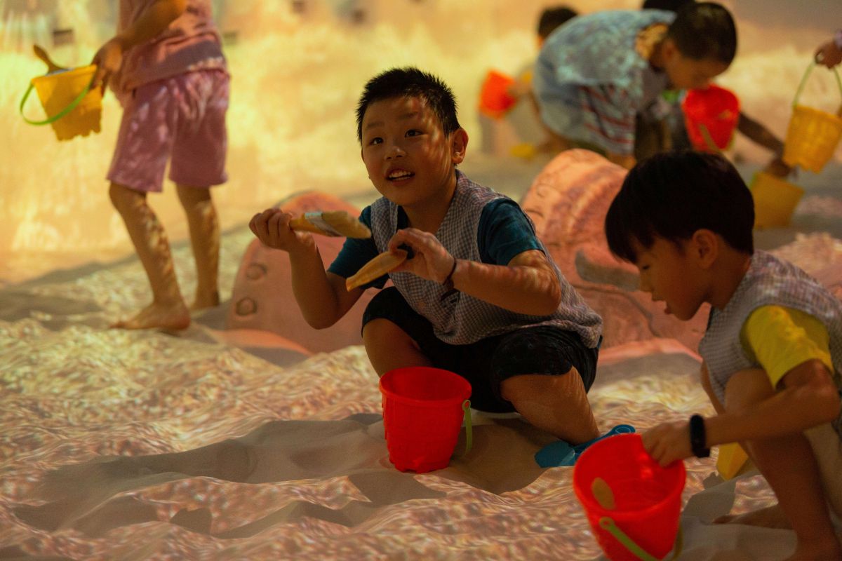 ▲魔幻考古沙坑內藏著許多仿製文物，讓小朋友在遊戲中認識考古學。（圖／十三行博物館提供）