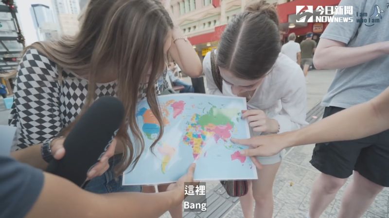 ▲訪問後Wei與他們分享台灣的地理位置,讓他們更瞭解台灣。(圖/微笑男孩Wei
