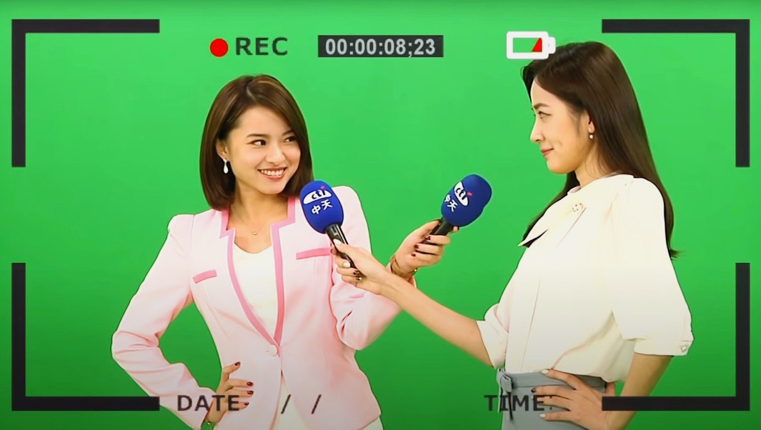 ▲陳文越（左）、王乃伃拍攝2021桌曆逗趣互動。（圖／中天提供）