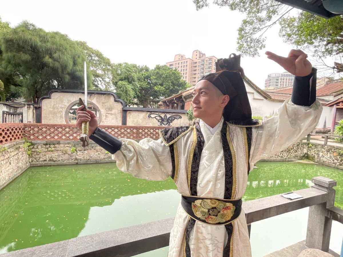 ▲主播郭于中扮大俠。（圖／台視提供）