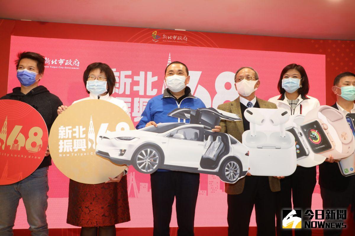 ▲新北市長侯友宜在律師的見證下，抽出最大獎335萬「特斯拉Model X」的幸運得主。（圖／記者陳志仁攝，2021.01.06）