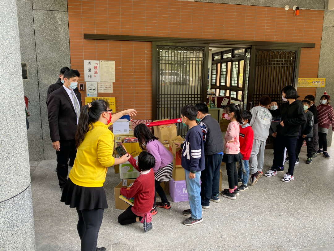 ▲信義房屋贈書給偏鄉小學，小朋友排隊領書。（圖／NOWnews資料照） 