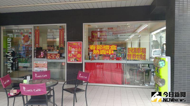▲今年縣府與五大超商及超市合作,學生可在上午10時30分至18時拿餐券兌換套餐或便當。(圖/記者陳雅芳攝,2021.01.06)