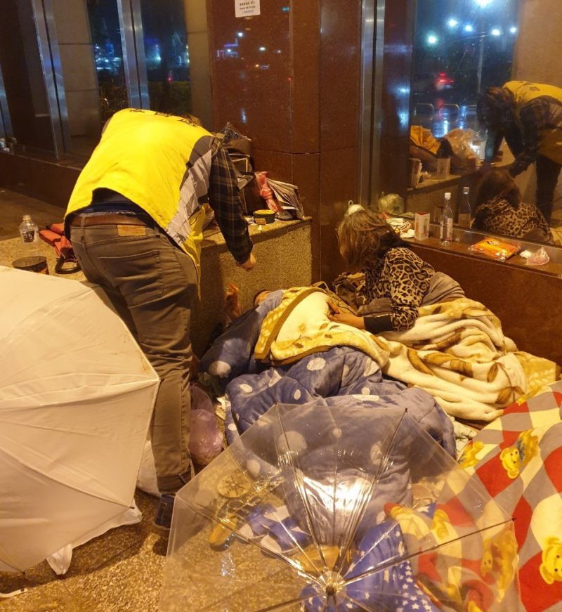 ▲基隆市政府社會處昨日的深夜到街頭去關心無家者，提供禦寒的物資。（圖／基隆市政府提供）