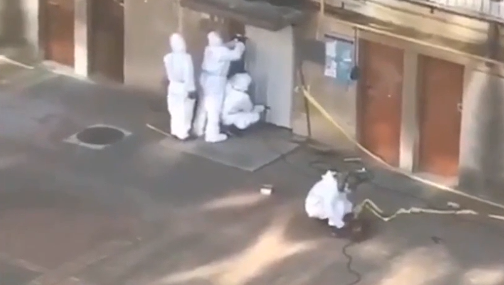 ▲中國大連一名金姓男子成為超級傳播者，該住戶所住社區大門被用膠條封死，阻擋疫情繼續傳播。（圖／翻攝微博）