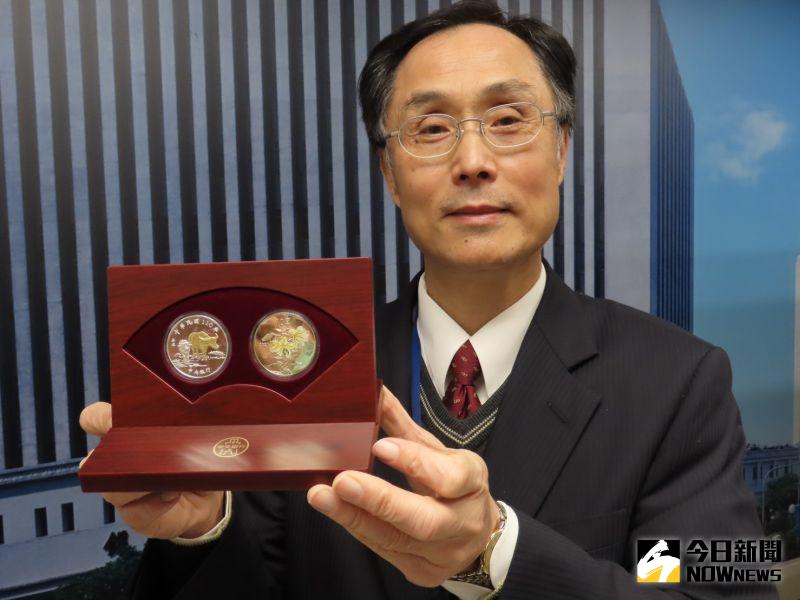 ▲中央銀行發行局長施遵驊說明今年牛年生肖套幣發行方式。(圖/記者顏真真攝)