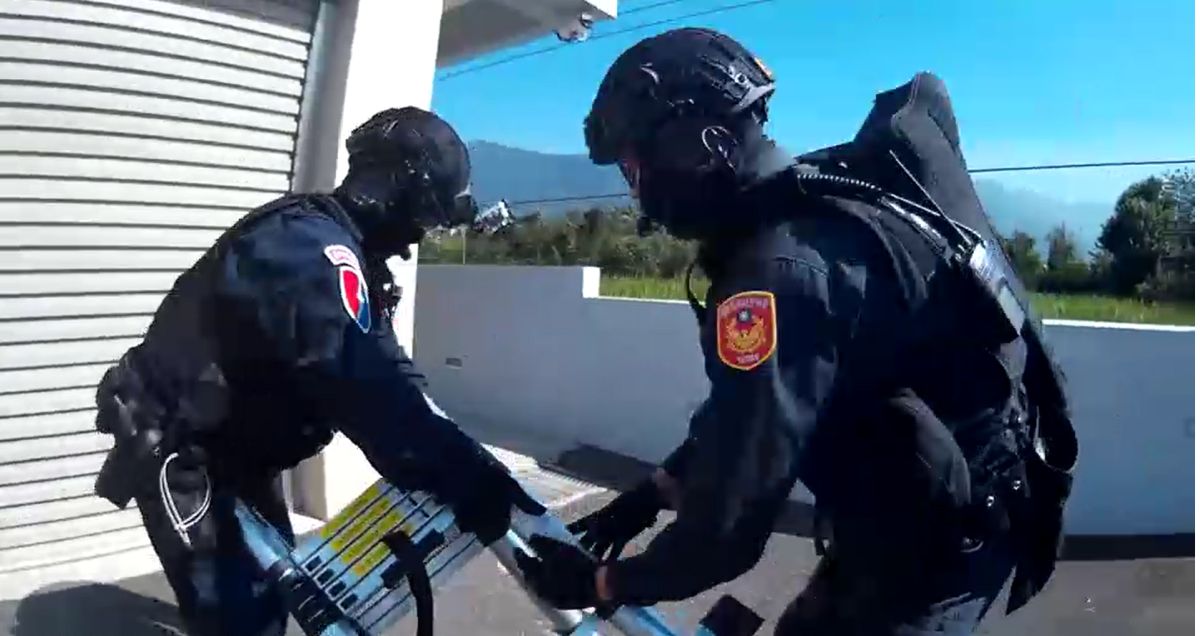 ▲霹靂小組從高樓攻堅破門、天降神兵破獲詐騙集團(圖/記者鄧力軍翻攝 )