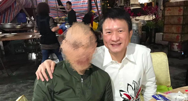 ▲網友分享自己吃辦桌時遇到的當時超火紅的八點檔演員「秦楊」。(圖/爆廢公社二館)