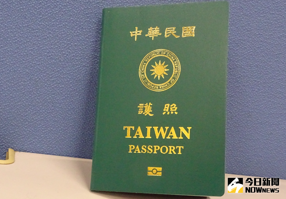 ▲新版晶片護照放大「TAIWAN」字樣，1月11日開始發行，提供民眾申辦。（圖／記者呂炯昌攝.2021.01.07）
