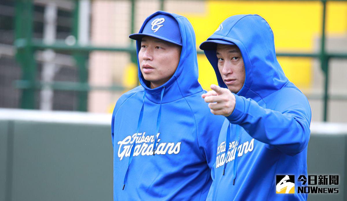 ▲富邦悍將2021春訓開訓典禮，今年從樂天桃猿外野教練轉任二軍打擊教練的鍾承祐（左）也現身春訓。（圖／記者葉政勳攝 , 2021.01.07）