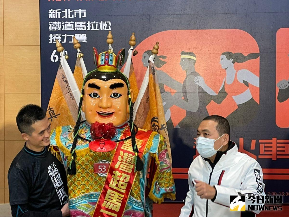 ▲新北市長侯友宜也穿戴起重達20公斤三太子的裝扮，在現場小跑後，直呼很辛苦。（圖／記者陳志仁攝，2021.01,07）