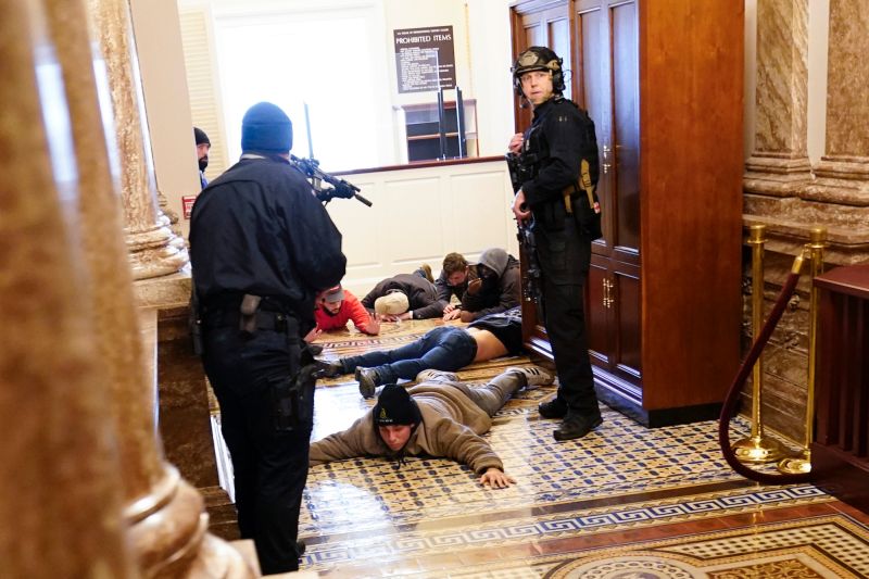▲華盛頓當地警方在國會議事廳外，制服強行闖入國會大廈的示威者。（圖／美聯社／達志影像）