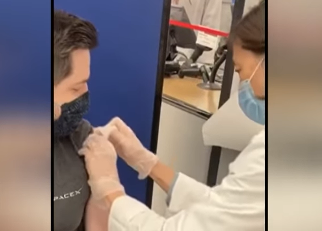 ▲美國一名大學生近日與友人到連鎖超市採買，卻突被一名藥劑師攔下，詢問是否要接種新冠肺炎疫苗。（圖／翻攝抖音）