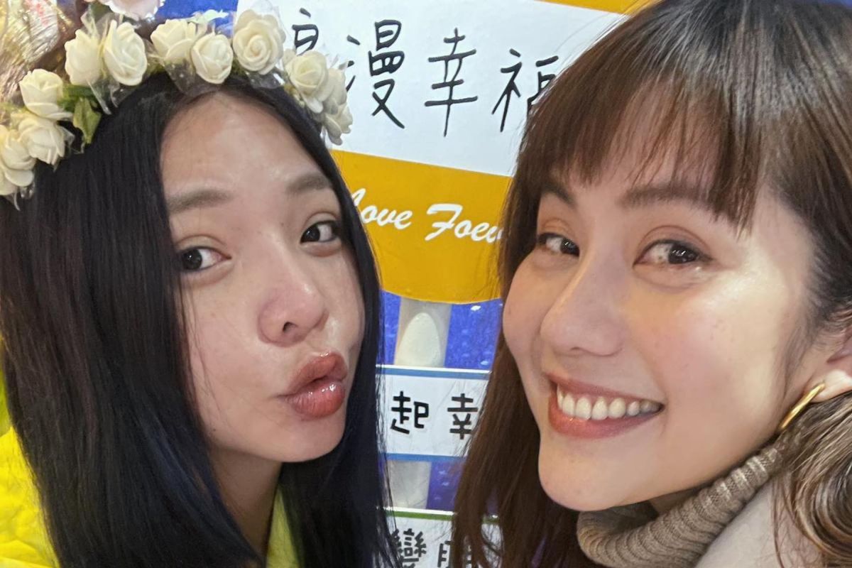 ▲小甜甜（左）雙喜臨門，閨密王宇婕喜極而泣。（圖／王宇婕臉書）