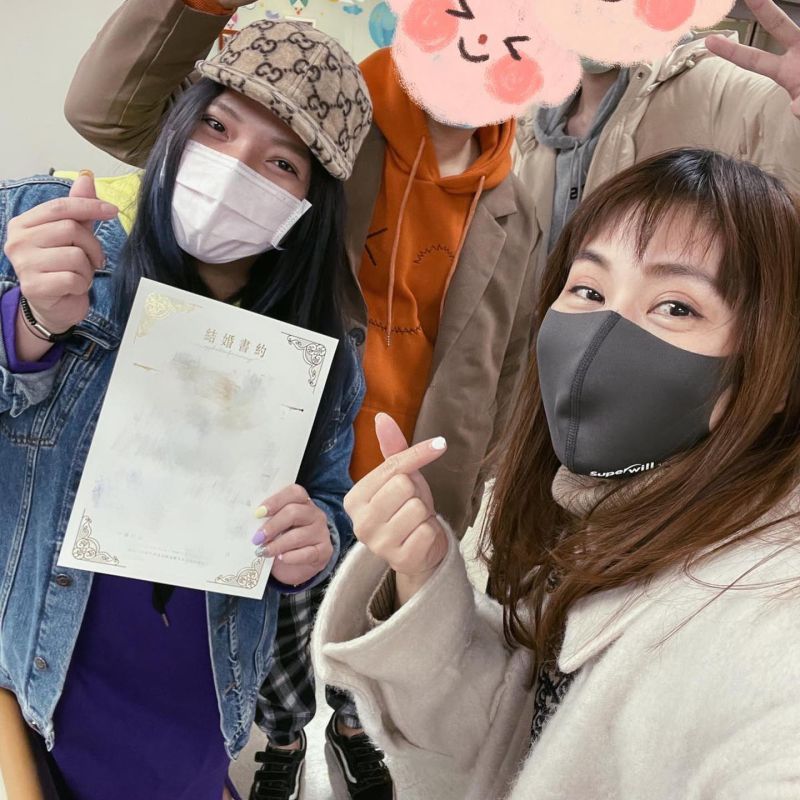 ▲王宇婕見證小甜甜登記結婚,晉升人妻。(圖/王宇婕臉書)