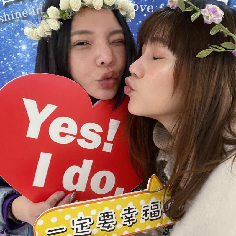 ▲王宇婕見證小甜甜登記結婚,晉升人妻。(圖/王宇婕臉書)