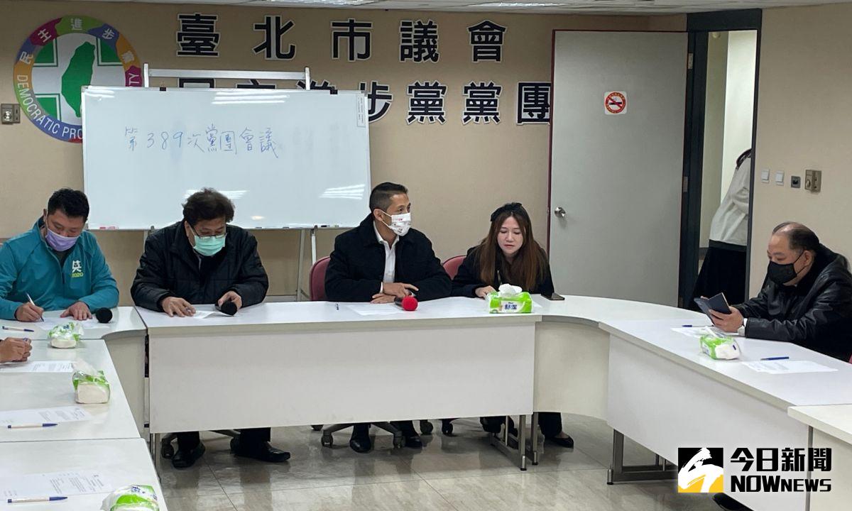 ▲在民進黨中常委、前台北市黨部主委黃承國的陪同下，民進黨智庫副執行長吳怡農，在登記參選北市黨部主委後，隨即拜會民進黨台北市議會黨團。（圖／記者丁上程攝,2020.1.7）