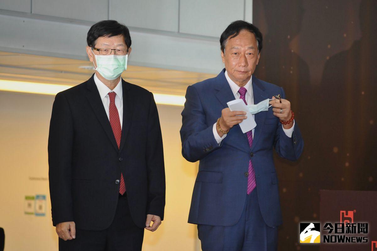 ▲鴻海與台積電證實買BNT疫苗，圖為鴻海創辦人郭台銘(右)、董事長劉揚偉(左)。(資料照／記者林柏年攝)