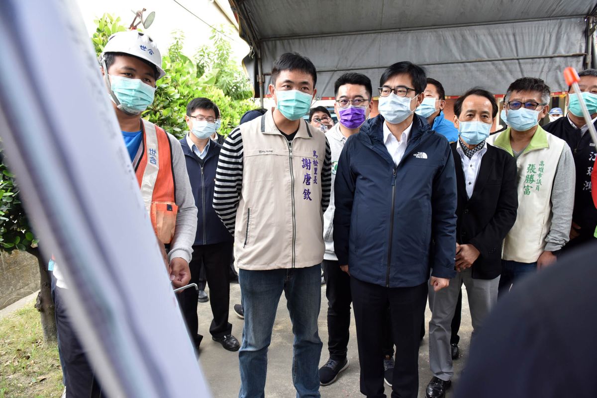 ▲高雄市長陳其邁前往視察鳥松區神農路路面刨鋪工程時宣布2021年投入23億元於路面改善工程，期盼拉近城鄉距離。(圖／高市府提供)