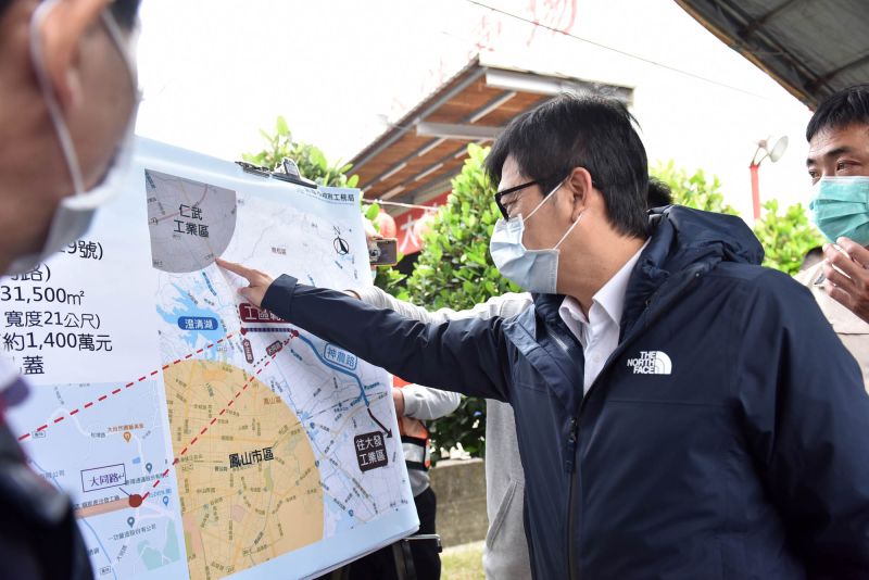 ▲陳其邁表示,神農路是鳳山、大寮、鳥松重要的聯外道路,車輛眾多、使用頻率大,市府今年向中央爭取約23.7億元投入路面改善工程,整治道路。(圖/高市府提供)