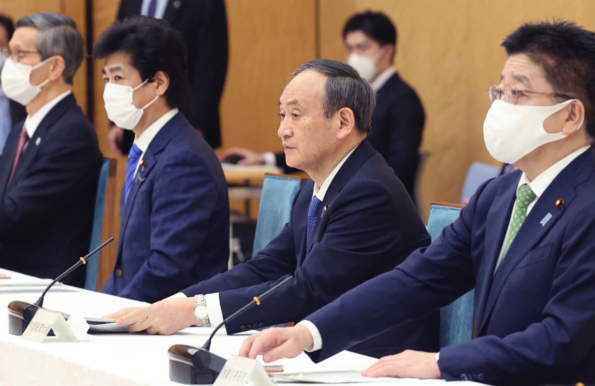 ▲日本境內新冠疫情嚴峻，單日新增病例連4天創新高，雖然疫情最嚴峻的首都圈1都3縣已進入緊急事態，但充滿危機感的「京阪神」，也可能進入緊急事態。圖為日本首相菅義偉7日宣布，首都圈進入緊急狀態之照片。（圖／美聯社／達志影像）