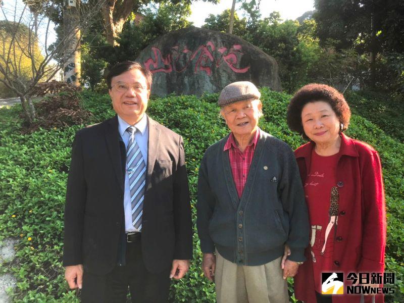 ▲江金山校長(左)陪恩師張自強老師(中)與師母陳誼芝女士(右)到他的私人山居秘境爸爸的山參觀。(圖/記者陳雅芳攝,2021.01.07)