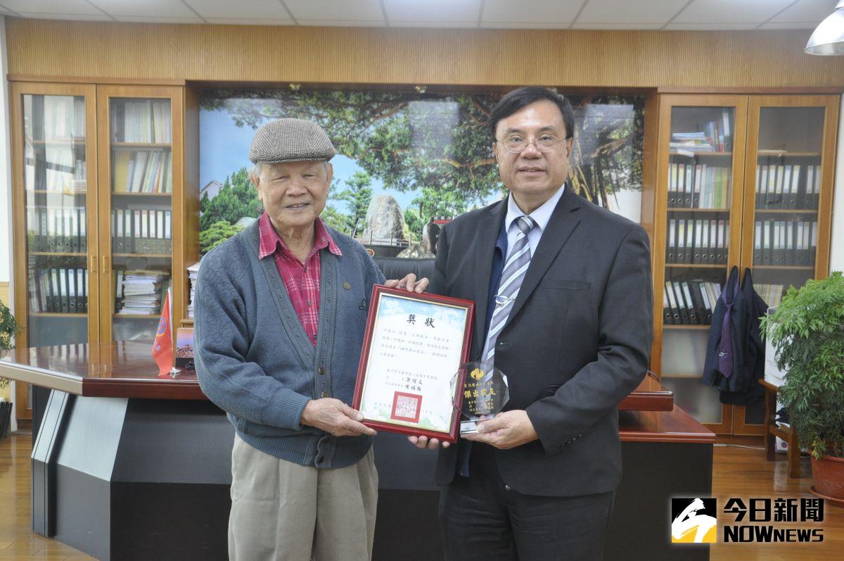 ▲江金山校長(右)恩師張自強老師(左)專程至建國科大祝賀學生獲選臺中二中傑出校友。（圖／記者陳雅芳攝，2021.01.07）