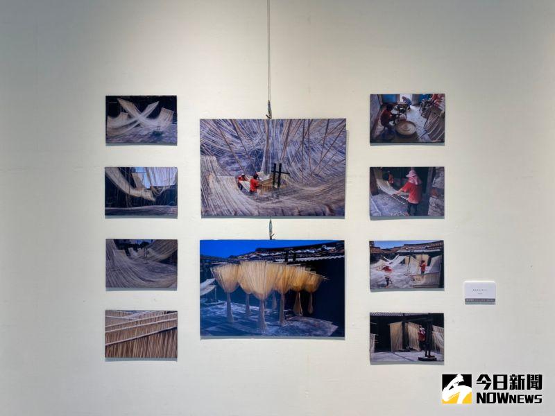 ▲國際攝影十傑江村雄老師展出76件作品。(圖/記者陳雅芳攝,2021.01.07)
