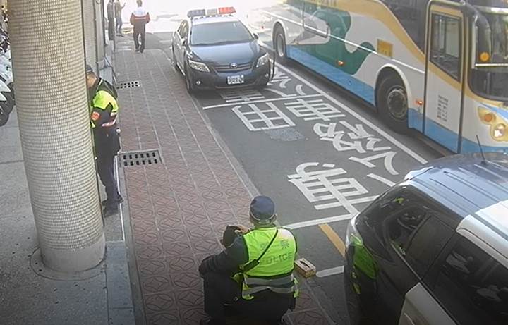 ▲交通隊員警江敦霖、詹貴欽查覺異狀上前查看。(圖/記者陳雅芳翻攝,2021.01.07)
