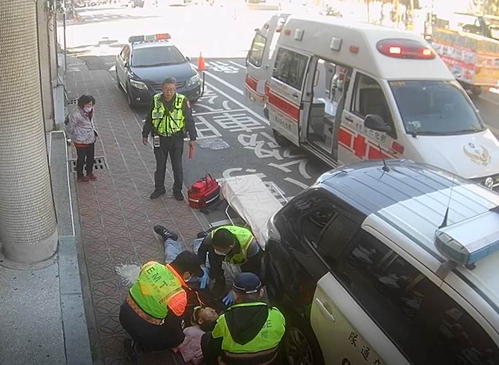 ▲一名微笑單車調度士於交通警察隊第三分隊前，趴臥在方向盤上幾近休克昏迷。（圖／記者陳雅芳翻攝，2021.01.07）