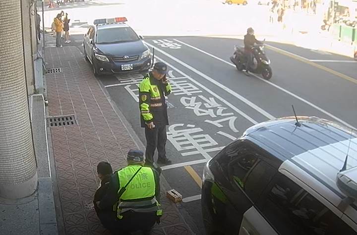 ▲交通分隊警員江敦霖、詹貴欽警覺有異狀,當下立即撥打119通報救護單位,從鬼門關搶回一命。(圖/記者陳雅芳翻攝,2021.01.07)