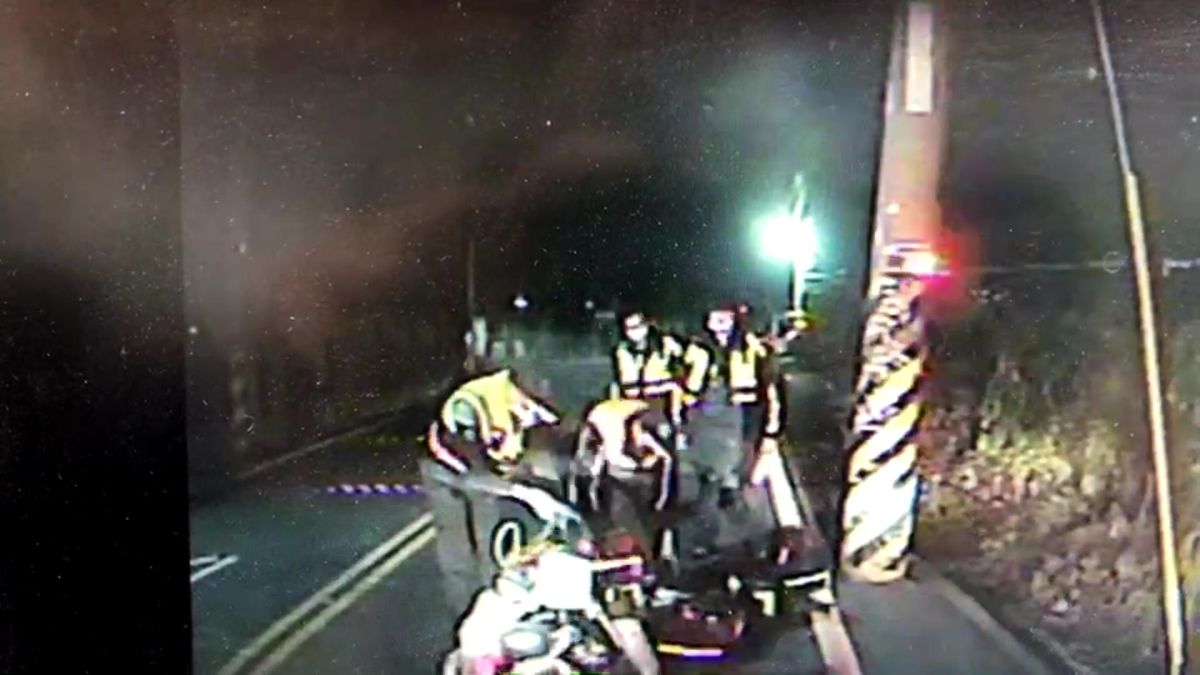 ▲外送員騎機車經花壇鄉花秀路時，疑似因車速過快，又沒有繫妥安全帽，不小心撞到路旁電桿，安全帽隨脫落，噴噴飛摔落草叢裡。（圖／記者陳雅芳翻攝，2021.01.07）