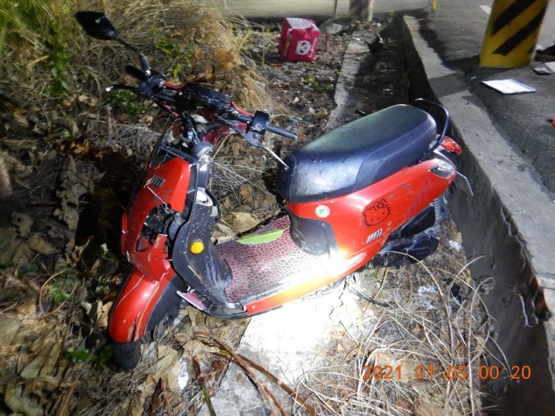 ▲「富胖達」外送員深夜騎機車趕單送餐,不料!行經花壇鄉花秀路時,疑因車速過快機車失控撞擊路旁電線桿。(圖/記者陳雅芳翻攝,2021.01.07)