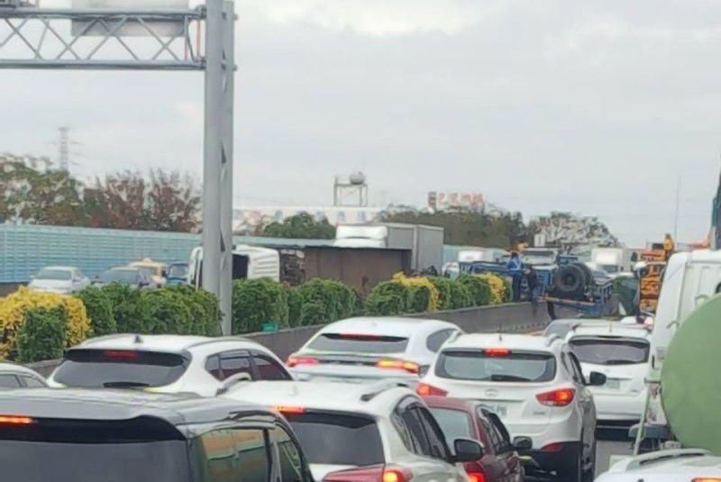 ▲國道1號聯結車疑似爆胎翻覆,造成南北向大塞車。(圖/記者陳雅芳翻攝,2021.01.07)