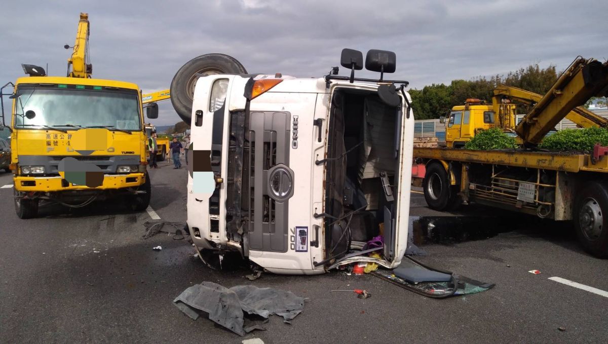 ▲國道1號彰化南下路段驚傳聯結車翻覆，車斗上的枕木噴飛到北上車道砸中轎車、小貨車的重大事故，事故造成南下及北上車道都嚴重回堵。（圖／記者陳雅芳翻攝，2021.01.07）