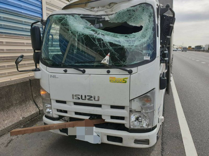 ▲車斗上的枕木噴飛到北上車道,正好行經該處的小貨車、轎車都被枕木砸中。(圖/記者陳雅芳翻攝,2021.01.07)