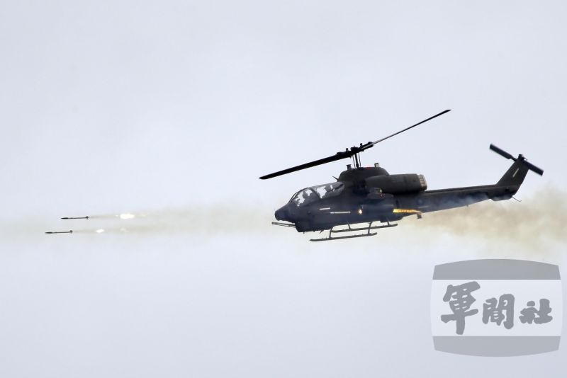 ▲陸軍機步269旅於屏東三軍聯訓基地,實施「三軍聯合作戰訓練測考」測驗。AH-1W超級眼鏡蛇攻擊直升機發射火箭彈。(圖/軍聞社提供)
