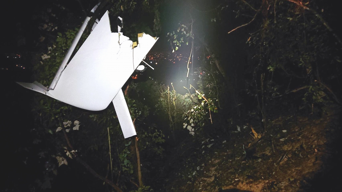 ▲晚上22時06分特搜大隊長鄭建德回報，於三地門鄉賽嘉村賽嘉山區尋獲輕航機殘骸。（圖／記者黃正忠翻攝, 2021.01.07）