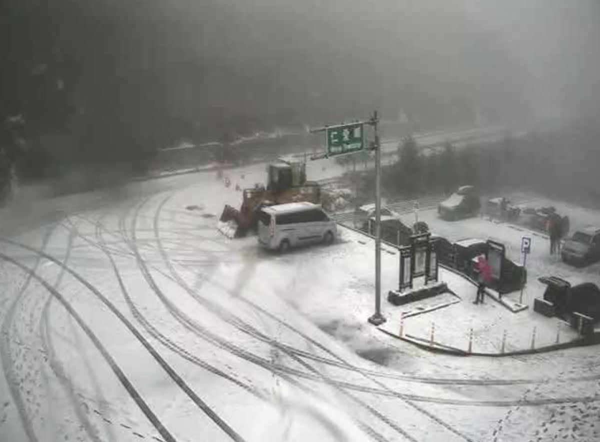 ▲合歡山今天降入冬初雪或冰霰，考量行車安全，公路總局表示，台8線大禹嶺、台14甲線合歡山路段今天傍晚5時起預警封閉，車輛只出不進，明天清晨視狀況決定開放或須掛雪鏈。（圖／翻攝自合歡山遊客服務中心網站）