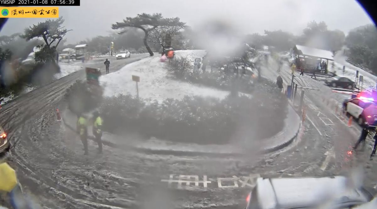 ▲陽明山降雪，二子坪停車場湧入許多民眾興奮追雪。（圖／翻攝自陽明山國家公園YouTube）