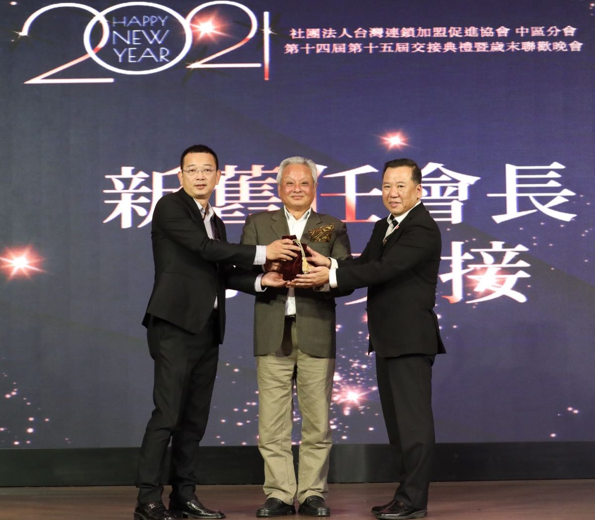 ▲台灣連鎖加盟促進協會中區會長交接，由林永旻（右）接任。（圖／中區分會提供）