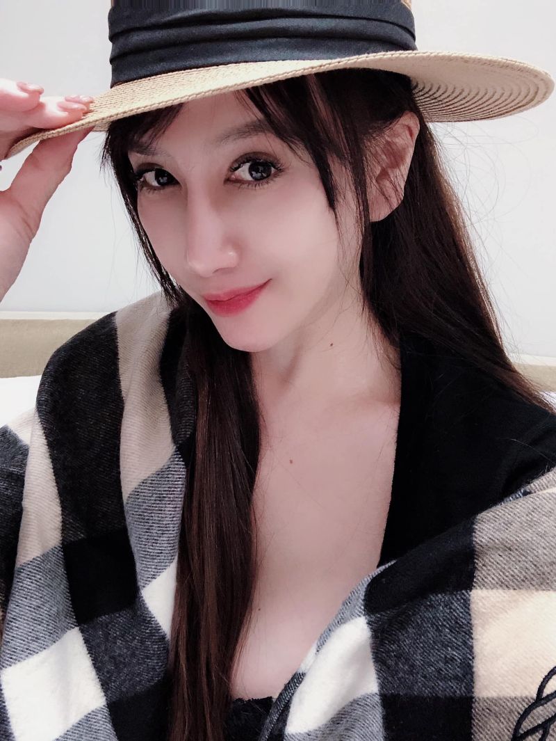 ▲陳子璇上傳低胸自拍,分享應酬被吃豆腐的經驗。(圖/陳子璇臉書)