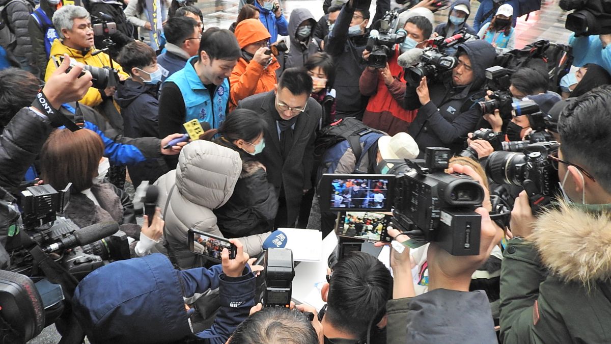 ▲國民黨主席江啟臣8日在台北捷運忠孝復興站外請託民眾連署「護食安 (反萊豬) 」等2項公投，雖然天寒陰雨，氣溫只有8度，但仍有民眾在攤位前停留，連署表達支持。（圖／記者陳弘志攝，2021.01.8）