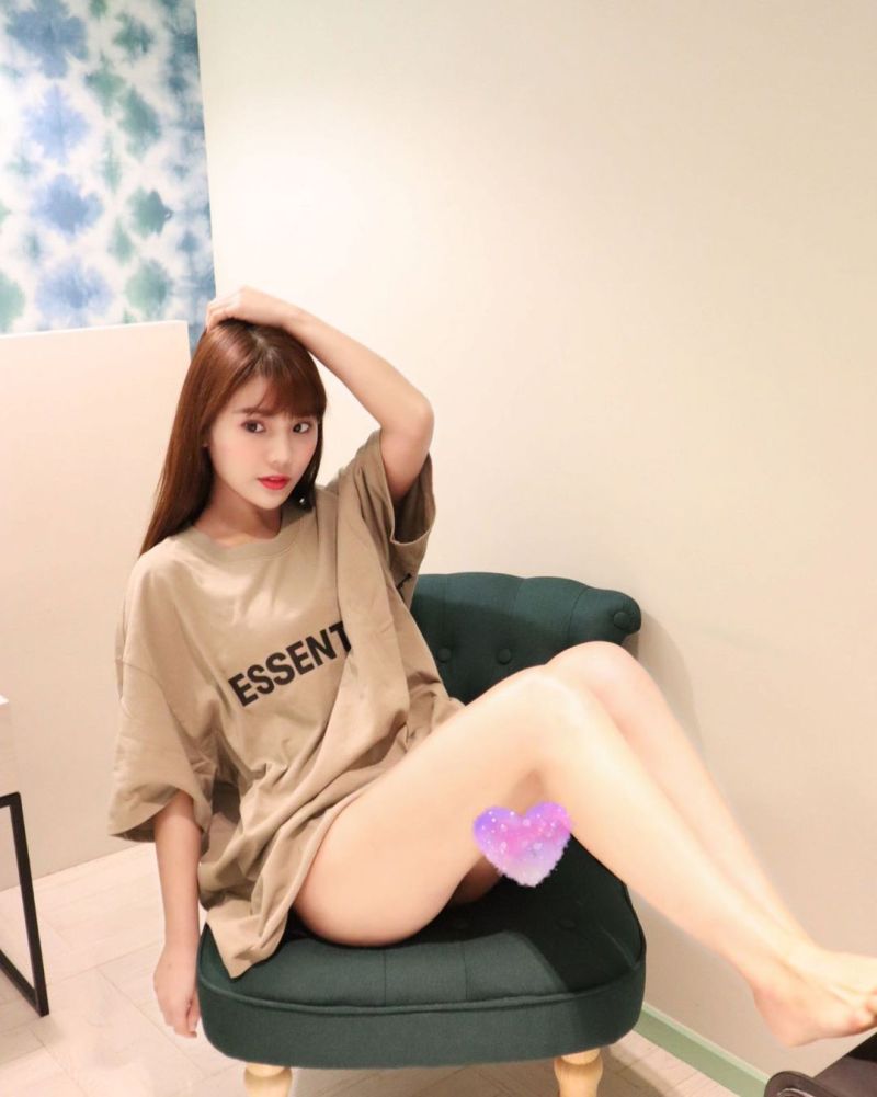 ▲琳妲白皙修長的逆天美腿一覽無遺。(圖/琳妲