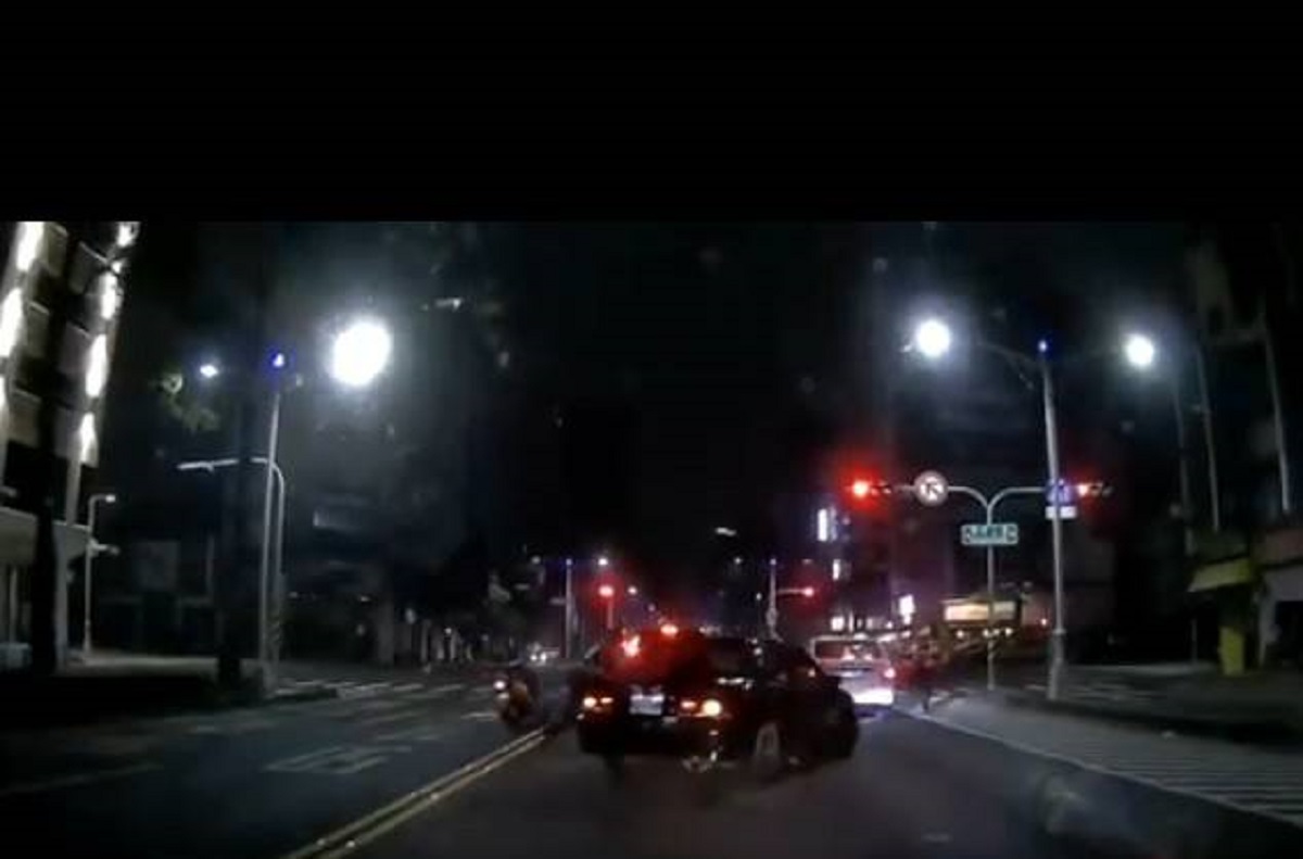 
▲高雄市前鎮區日前發生1起16歲少男開車載15歲小女友夜遊，遭警攔查拒檢逃逸連闖6個紅燈，少年駕車衝撞警方，員警朝車輪連開12槍。(圖／記者郭凱杰翻攝)

