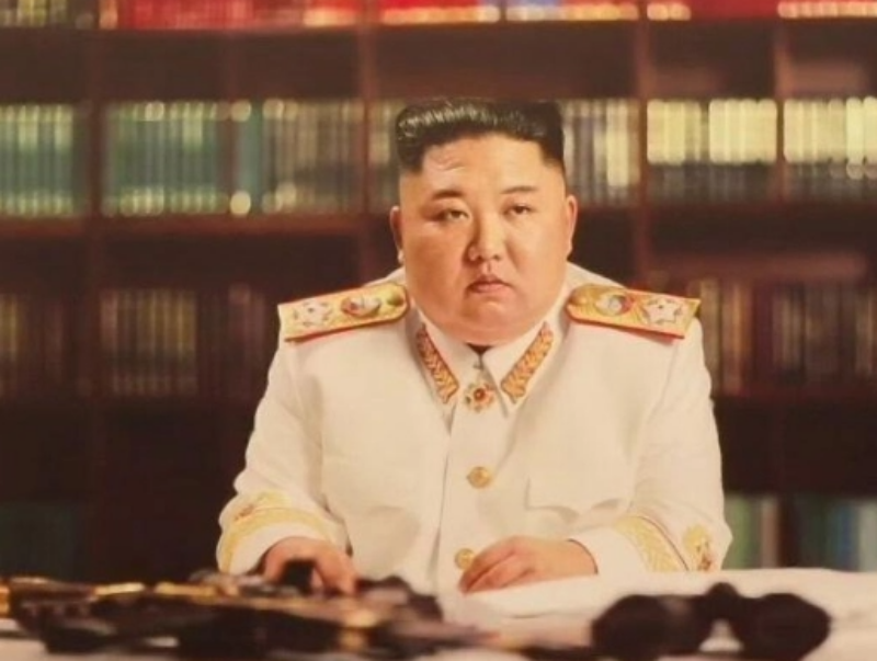 ▲北韓勞動黨第8次全國代表大會近日正在舉行，期間金正恩身穿白色軍裝的照片也在當地媒體上曝光。（圖／翻攝自太陽報）