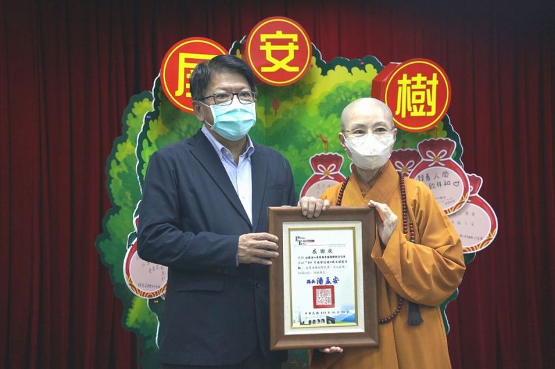 ▲縣長由潘孟安親自向今年捐助善心人士及單位頒發感謝狀。(圖/屏東縣政府提供,