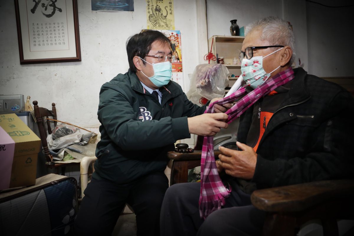 ▲寒流來襲，全台低溫有感，台南市長黃偉哲今（8）日關心弱勢與獨居長輩，並贈送適用的禦寒物資，為長輩在寒冬中送暖。（圖/台南市政府提供）