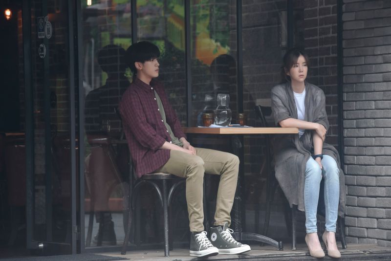 ▲小樂吳思賢（左）新歌《依然你在》，MV找來李佳穎演出女主角，2人在MV裡卻因為理念不合分手。（圖／傳奇星娛樂提供）